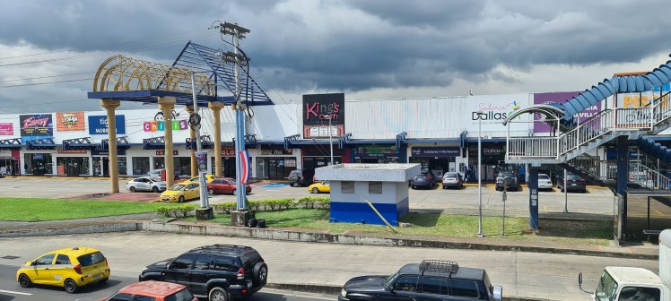Frente al Centro Comercial Los Pueblos